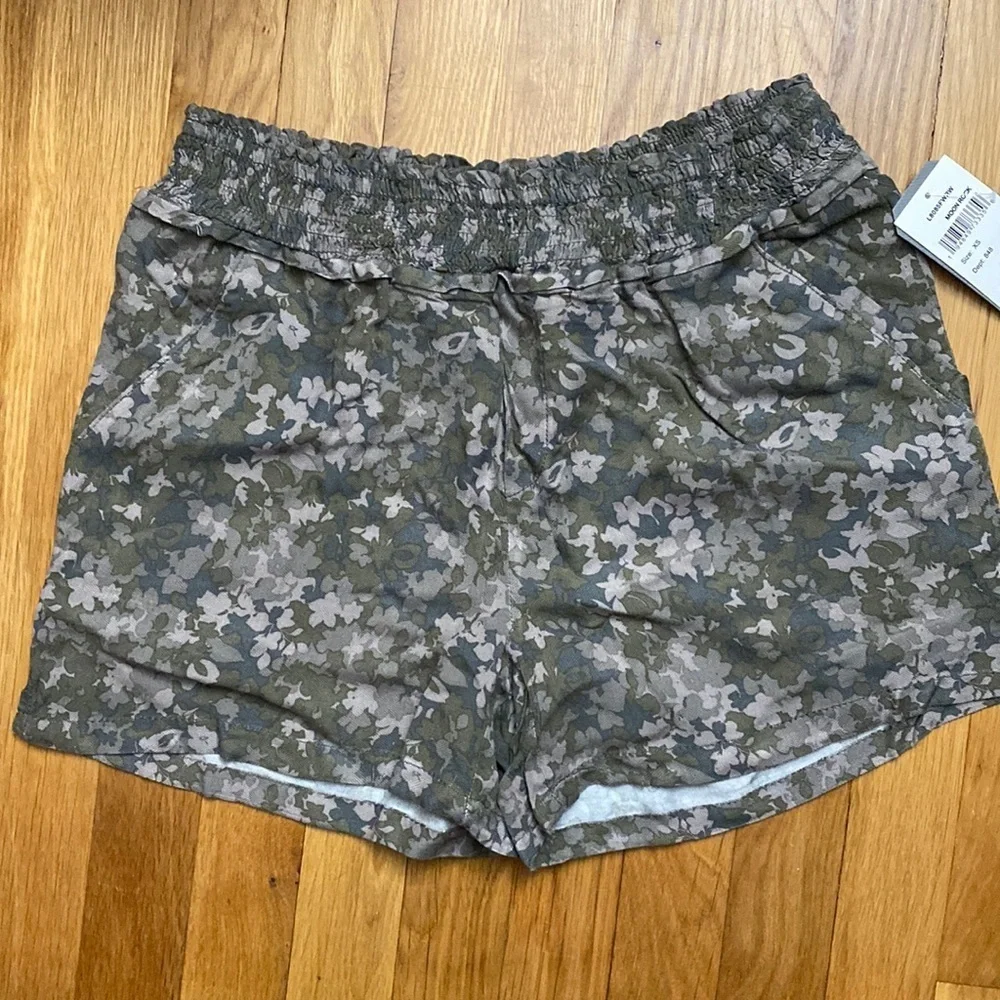 NWT Wit & Wisdom Army Green Floral Elastic Waist Shorts Size XS